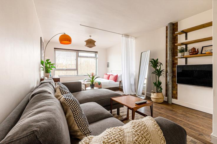 London Borough of Waltham Forest, London에 위치한 Building Fairlop Road - smart-host-group-ted - 1516033 유닛의 세련된 인테리어가 돋보이는 거실