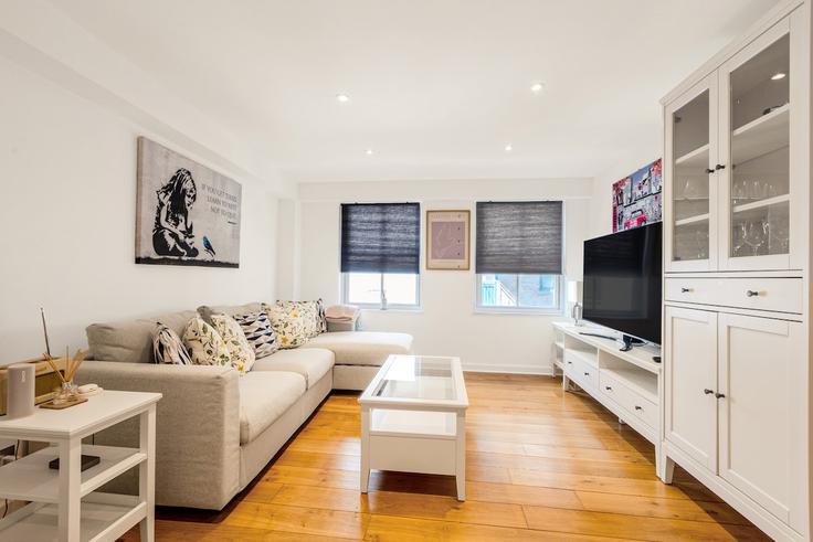 Elegant gestaltetes Wohnzimmer mit moderner Einrichtung in einer Wohnung im Building Dockhead - smart-host-group-ted - 1513561 in London Borough of Southwark, London
