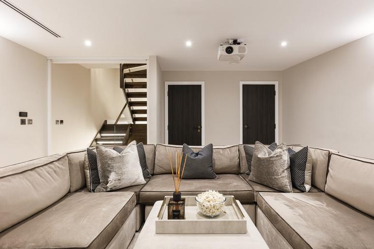 Sala de estar elegantemente projetada com móveis modernos em um apartamento no Building Pont Street Mews - smart-host-group-ted - 1513555 em City of Westminster, London
