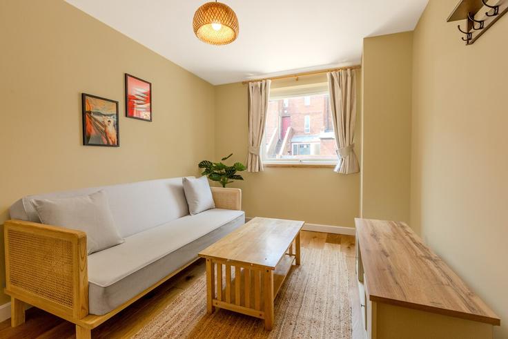 Sala de estar elegantemente projetada com móveis modernos em um apartamento no Building Bedford Road - smart-host-group-ted - 1524618 em London Borough of Lambeth, London