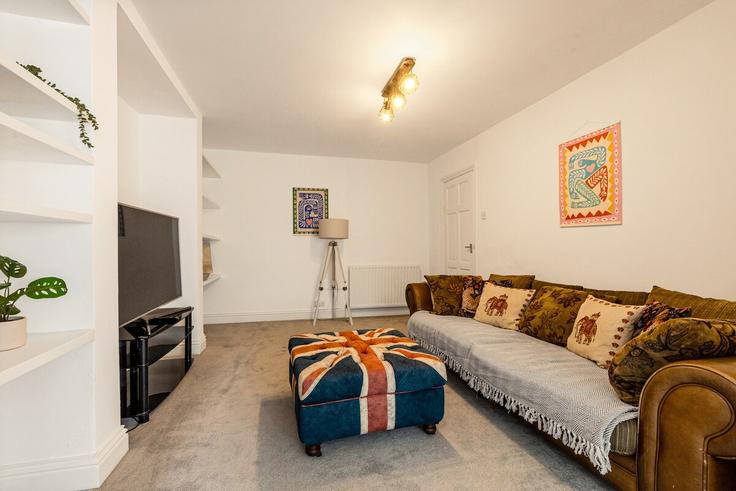 Salle de séjour élégante avec mobilier moderne dans un appartement à Building Aspen Gardens - smart-host-group-ted - 1513663 à London Borough of Hammersmith and Fulham, London