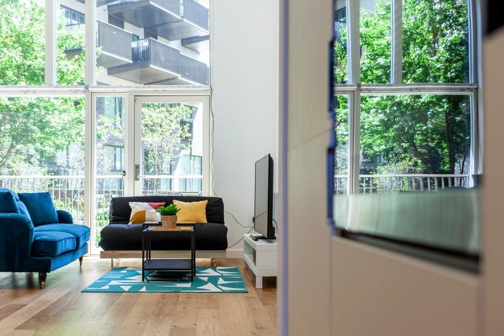 Elegant gestaltetes Wohnzimmer mit moderner Einrichtung in einer Wohnung im Building Maud Street - smart-host-group-ted - 1532048 in London Borough of Newham, London