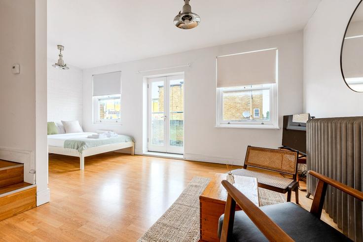 Sala de estar elegantemente projetada com móveis modernos em um apartamento no Building Woodseer Street - smart-host-group-ted - 1513549 em London Borough of Tower Hamlets, London
