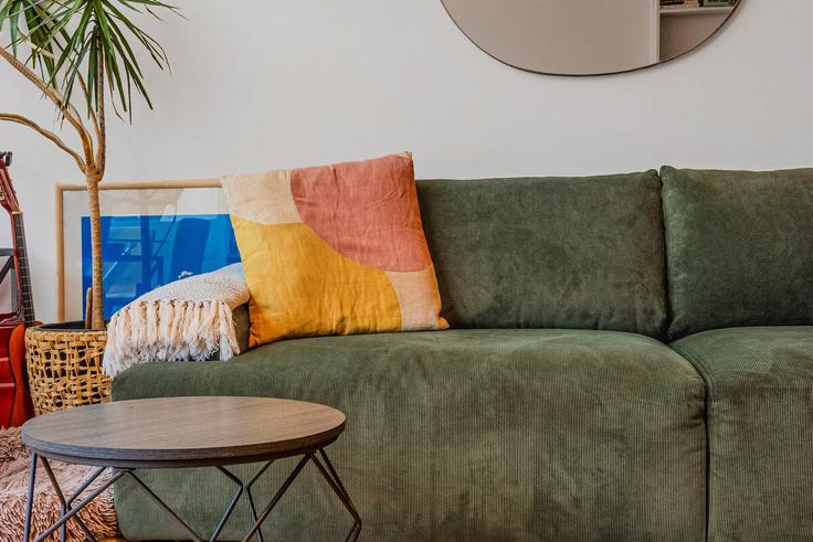 Elegant gestaltetes Wohnzimmer mit moderner Einrichtung in einer Wohnung im Building Bernard Street - smart-host-group-ted - 1534507 in London Borough of Camden, London