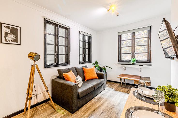 Elegante sala de estar con mobiliario moderno en un apartamento en Building Norfolk Place - smart-host-group-ted - 1513841 en City of Westminster, London
