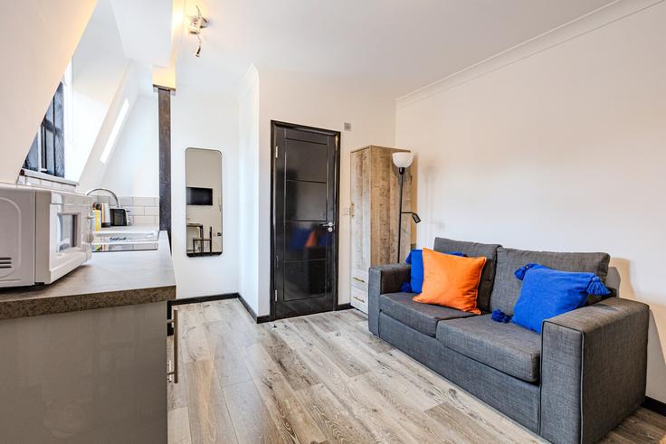 Elegante sala de estar con mobiliario moderno en un apartamento en Building Junction Place - smart-host-group-ted - 1513842 en City of Westminster, London