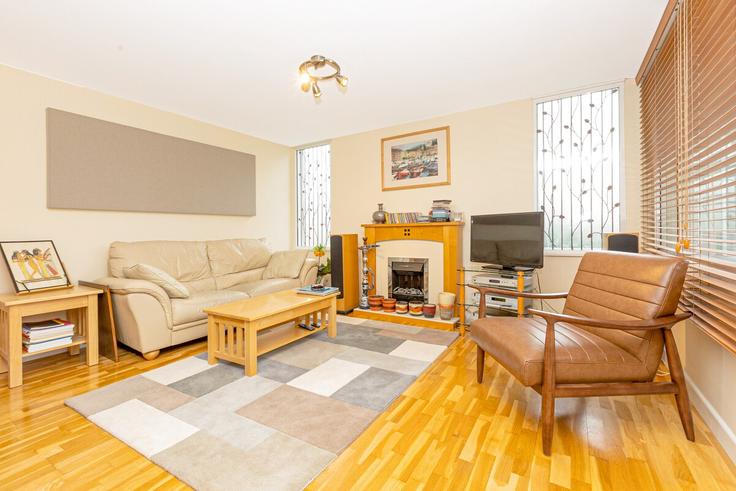 Elegant gestaltetes Wohnzimmer mit moderner Einrichtung in einer Wohnung im Building North End Road - smart-host-group-ted - 1513529 in London Borough of Barnet, London