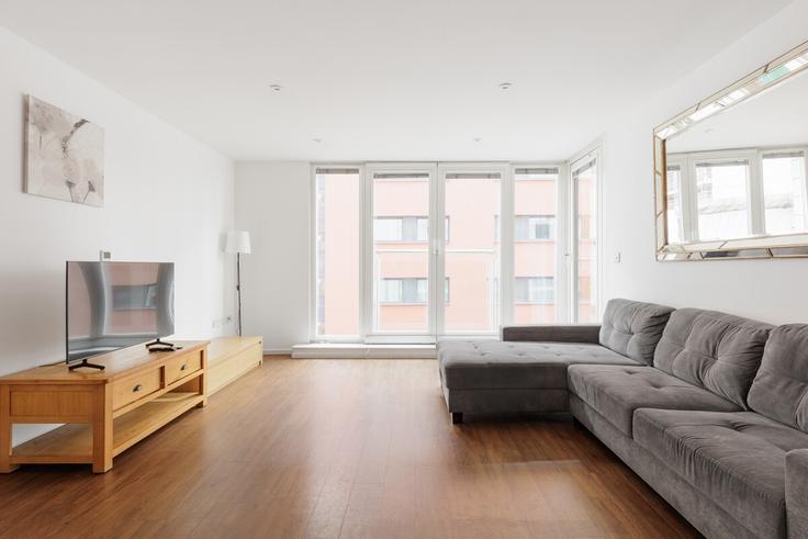 London Borough of Newham, London에 위치한 Building Victoria Dock Road - smart-host-group-ted - 1520546 유닛의 세련된 인테리어가 돋보이는 거실