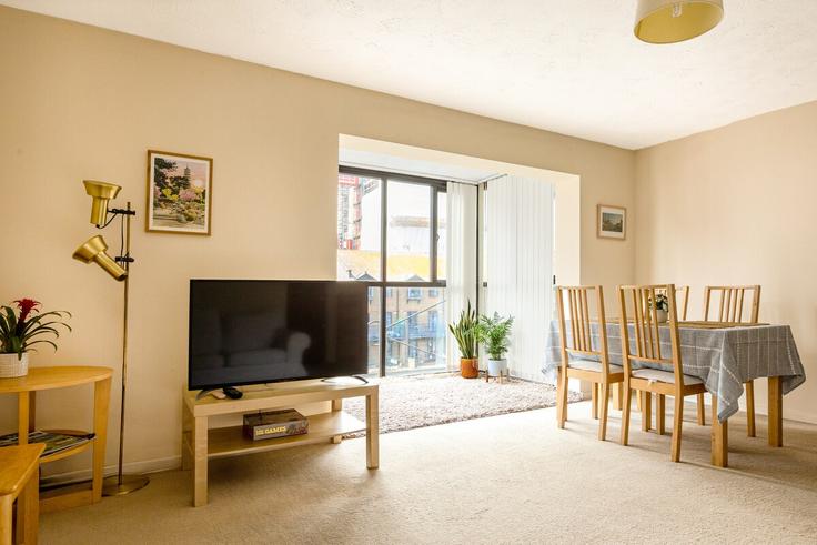 Sala de estar elegantemente projetada com móveis modernos em um apartamento no Building Coldharbour - smart-host-group-ted - 1513542 em London Borough of Tower Hamlets, London