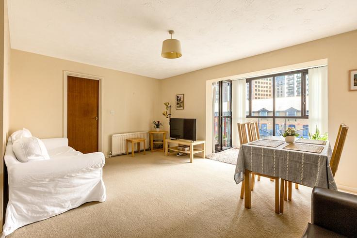 Elegant gestaltetes Wohnzimmer mit moderner Einrichtung in einer Wohnung im Building Coldharbour - smart-host-group-ted - 1513542 in London Borough of Tower Hamlets, London Elegant gestaltetes Wohnzimmer mit moderner Einrichtung in einer Wohnung im Building Coldharbour - smart-host-group-ted - 1513542 in London Borough of Tower Hamlets, London