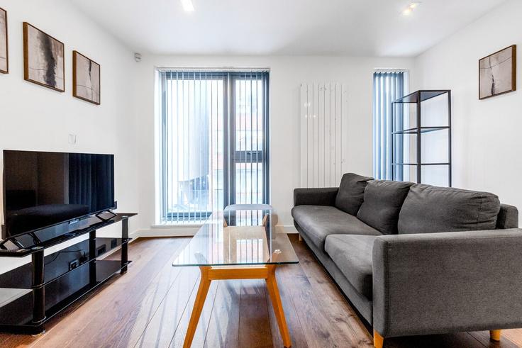 Elegant gestaltetes Wohnzimmer mit moderner Einrichtung in einer Wohnung im Building Central Street - smart-host-group-ted - 1520543 in London Borough of Islington, London