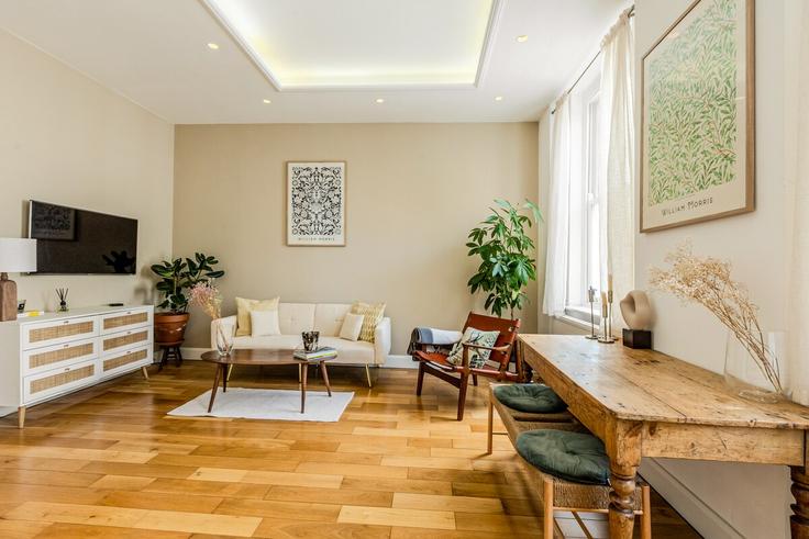 Royal Borough of Kensington and Chelsea, London에 위치한 Building Ladbroke Crescent - smart-host-group-ted - 1557767 유닛의 세련된 인테리어가 돋보이는 거실 Royal Borough of Kensington and Chelsea, London에 위치한 Building Ladbroke Crescent - smart-host-group-ted - 1557767 유닛의 세련된 인테리어가 돋보이는 거실
