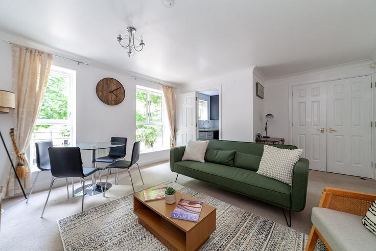Sala de estar elegantemente projetada com móveis modernos em um apartamento no Building Keats Avenue - smart-host-group-ted - 1513637 em London Borough of Newham, London Sala de estar elegantemente projetada com móveis modernos em um apartamento no Building Keats Avenue - smart-host-group-ted - 1513637 em London Borough of Newham, London