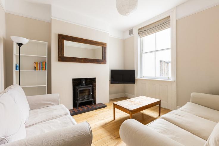 Elegante sala de estar con mobiliario moderno en un apartamento en Building Wanless Road - smart-host-group-ted - 1513408 en London Borough of Lambeth, London