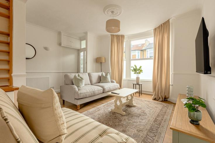 London London Borough of NewhamのBuilding South Esk Road - smart-host-group-ted - 1513641のアパートメントにある、モダンな家具を備えたエレガントなデザインのリビングルーム