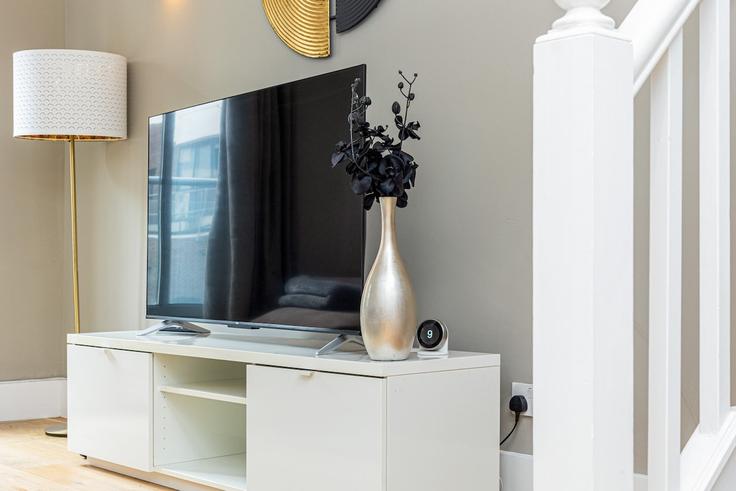 Elegant gestaltetes Wohnzimmer mit moderner Einrichtung in einer Wohnung im Building Sidney Grove - smart-host-group-ted - 1541824 in London Borough of Islington, London