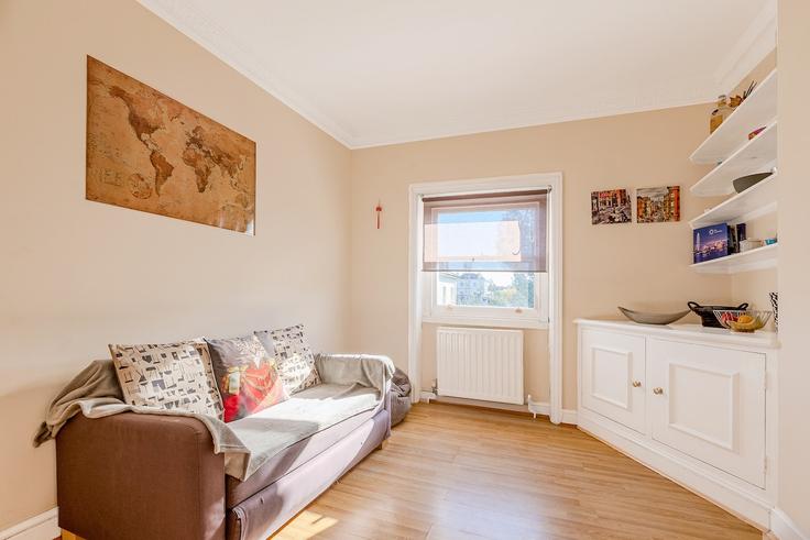 London London Borough of CamdenのBuilding Provost Road - smart-host-group-ted - 1513523のアパートメントにある、モダンな家具を備えたエレガントなデザインのリビングルーム London London Borough of CamdenのBuilding Provost Road - smart-host-group-ted - 1513523のアパートメントにある、モダンな家具を備えたエレガントなデザインのリビングルーム
