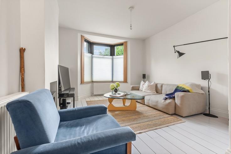 London Borough of Waltham Forest, London에 위치한 Building Orford Road - smart-host-group-ted - 1521732 유닛의 세련된 인테리어가 돋보이는 거실