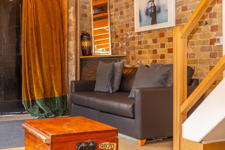 Salle de séjour élégante avec mobilier moderne dans un appartement à Building Cressy Court - smart-host-group-ted - 1536453 à London Borough of Tower Hamlets, London