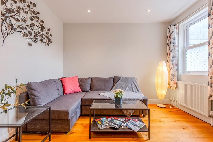 Elegante sala de estar con mobiliario moderno en un apartamento en Building Merton Road - smart-host-group-ted - 1520545 en London Borough of Wandsworth, London