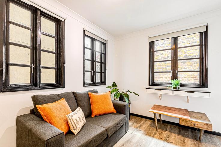 Elegante sala de estar con mobiliario moderno en un apartamento en Building Bouverie Place - smart-host-group-ted - 1530455 en City of Westminster, London Elegante sala de estar con mobiliario moderno en un apartamento en Building Bouverie Place - smart-host-group-ted - 1530455 en City of Westminster, London