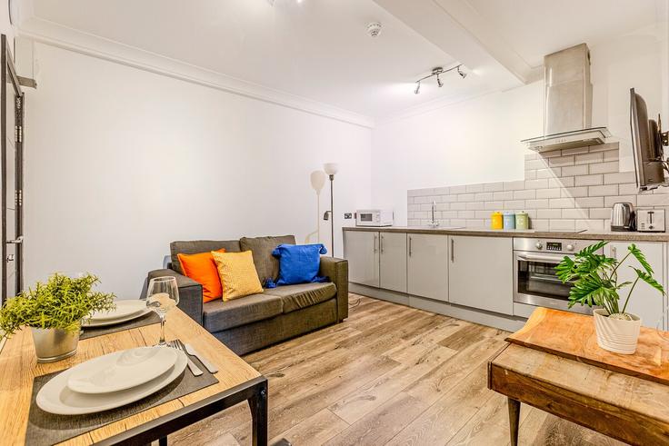Elegante sala de estar con mobiliario moderno en un apartamento en Building Praed Street - smart-host-group-ted - 1513596 en City of Westminster, London