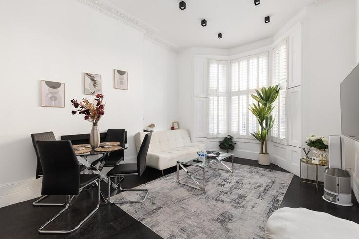 Salle de séjour élégante avec mobilier moderne dans un appartement à Building Eardley Crescent - smart-host-group-ted - 1513381 à Royal Borough of Kensington and Chelsea, London
