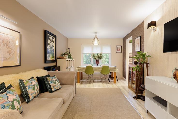 Elegant gestaltetes Wohnzimmer mit moderner Einrichtung in einer Wohnung im Building Southwark Park Road - smart-host-group-ted - 1513651 in London Borough of Southwark, London