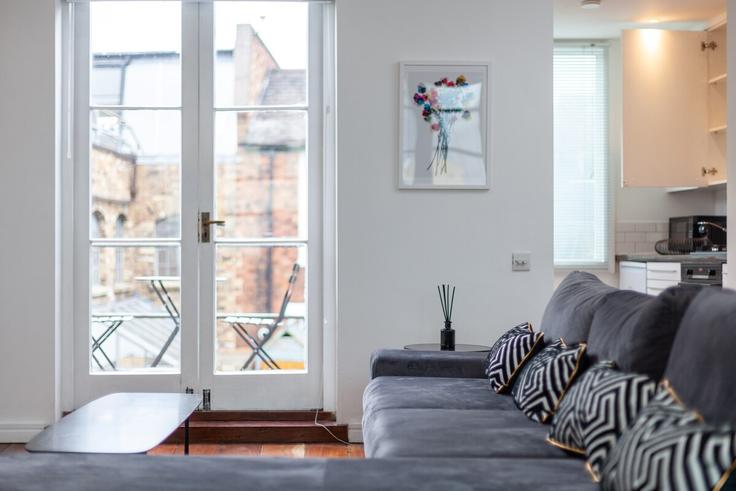 London London Borough of HackneyのBuilding Drysdale Street - smart-host-group-ted - 1513562のアパートメントにある、モダンな家具を備えたエレガントなデザインのリビングルーム