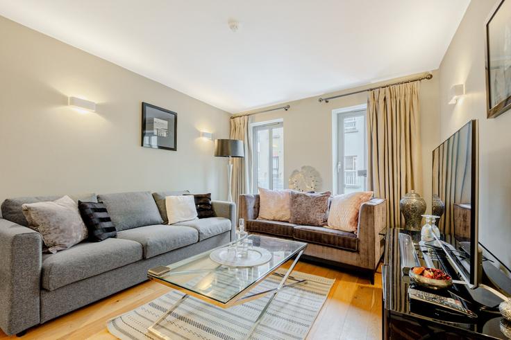 Building Paget Street - smart-host-group-ted - 1513551 adresindeki bir dairede modern mobilyalarla zarif bir şekilde tasarlanmış oturma odası London Borough of Islington, London Building Paget Street - smart-host-group-ted - 1513551 adresindeki bir dairede modern mobilyalarla zarif bir şekilde tasarlanmış oturma odası London Borough of Islington, London