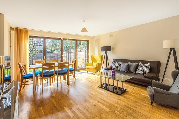 Elegante sala de estar con mobiliario moderno en un apartamento en Building Haydon Park Road - smart-host-group-ted - 1513368 en London Borough of Merton, London Elegante sala de estar con mobiliario moderno en un apartamento en Building Haydon Park Road - smart-host-group-ted - 1513368 en London Borough of Merton, London