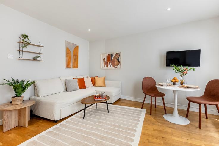 London Borough of Islington, London에 위치한 Building City Road - smart-host-group-ted - 1513517 유닛의 세련된 인테리어가 돋보이는 거실
