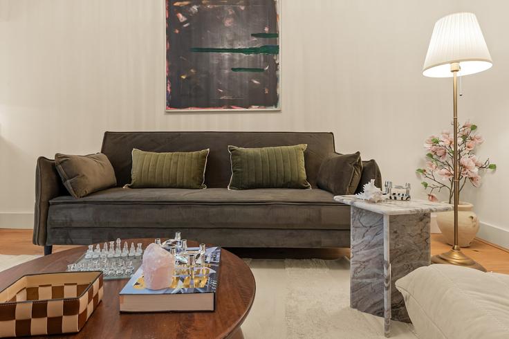 Elegant gestaltetes Wohnzimmer mit moderner Einrichtung in einer Wohnung im Building Handel Street - smart-host-group-ted - 1529196 in London Borough of Camden, London