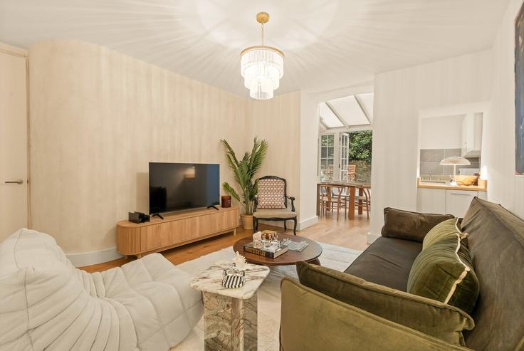 Elegant gestaltetes Wohnzimmer mit moderner Einrichtung in einer Wohnung im Building Handel Street - smart-host-group-ted - 1529193 in London Borough of Camden, London