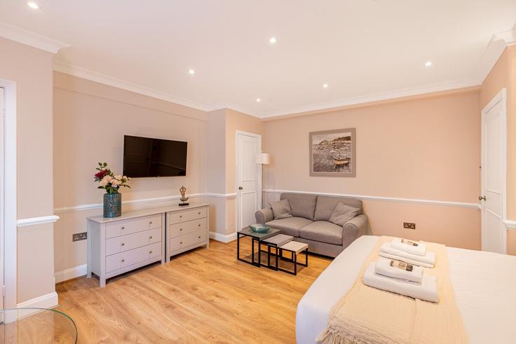 Elegant gestaltetes Wohnzimmer mit moderner Einrichtung in einer Wohnung im Building Whitehead's Grove - smart-host-group-ted - 1513669 in Royal Borough of Kensington and Chelsea, London Elegant gestaltetes Wohnzimmer mit moderner Einrichtung in einer Wohnung im Building Whitehead's Grove - smart-host-group-ted - 1513669 in Royal Borough of Kensington and Chelsea, London