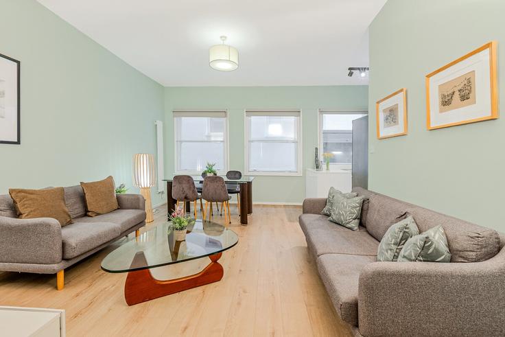 Elegante sala de estar con mobiliario moderno en un apartamento en Building Coventry Street - smart-host-group-ted - 1513282 en City of Westminster, London