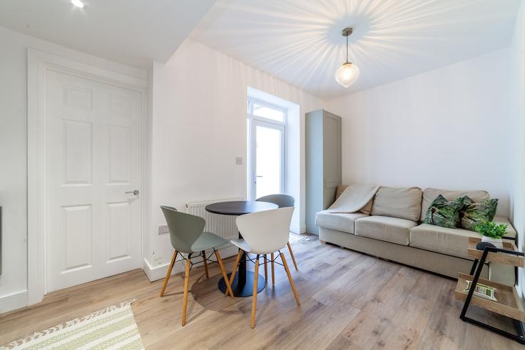 Salle de séjour élégante avec mobilier moderne dans un appartement à Building Iffley Road - smart-host-group-ted - 1513623 à London Borough of Hammersmith and Fulham, London