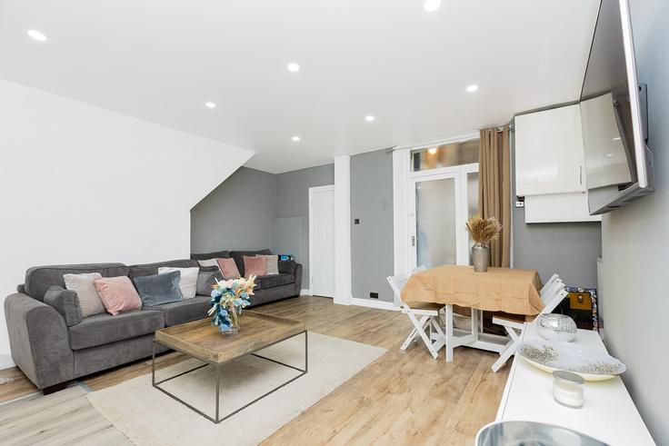 Salle de séjour élégante avec mobilier moderne dans un appartement à Building Kempsford Gardens - smart-host-group-ted - 1513359 à Royal Borough of Kensington and Chelsea, London