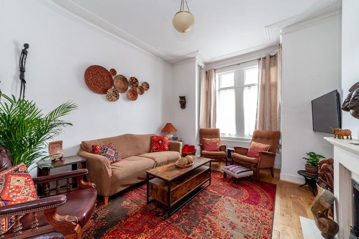 Sala de estar elegantemente projetada com móveis modernos em um apartamento no Building Leahurst Road - smart-host-group-ted - 1531045 em London Borough of Lewisham, London Sala de estar elegantemente projetada com móveis modernos em um apartamento no Building Leahurst Road - smart-host-group-ted - 1531045 em London Borough of Lewisham, London