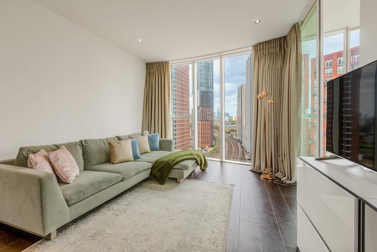 London Borough of Lambeth, London에 위치한 Building Wandsworth Road - smart-host-group-ted - 1540671 유닛의 세련된 인테리어가 돋보이는 거실 London Borough of Lambeth, London에 위치한 Building Wandsworth Road - smart-host-group-ted - 1540671 유닛의 세련된 인테리어가 돋보이는 거실