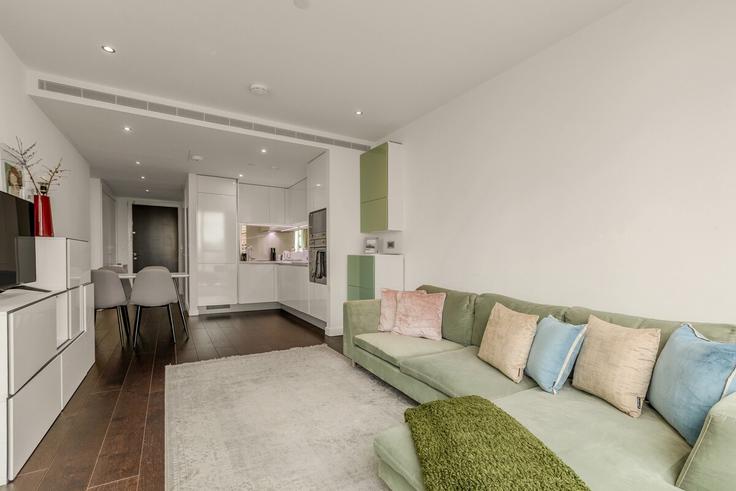 Salle de séjour élégante avec mobilier moderne dans un appartement à Building Wandsworth Road - smart-host-group-ted - 1540671 à London Borough of Lambeth, London