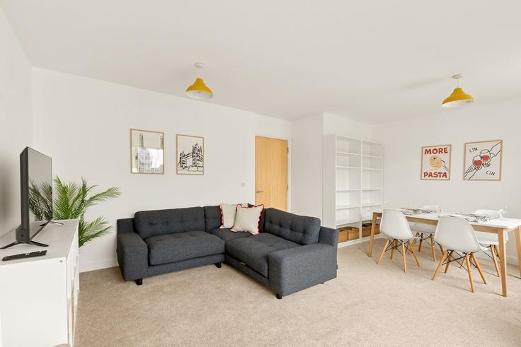 Elegante sala de estar con mobiliario moderno en un apartamento en Building Reculver Road - smart-host-group-ted - 1521735 en London Borough of Lewisham, London