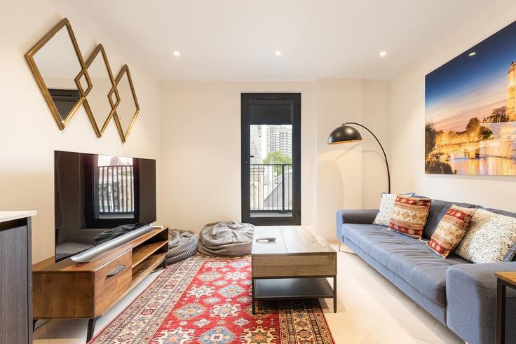 Sala de estar elegantemente projetada com móveis modernos em um apartamento no Building Ensign Street - smart-host-group-ted - 1513436 em London Borough of Tower Hamlets, London Sala de estar elegantemente projetada com móveis modernos em um apartamento no Building Ensign Street - smart-host-group-ted - 1513436 em London Borough of Tower Hamlets, London