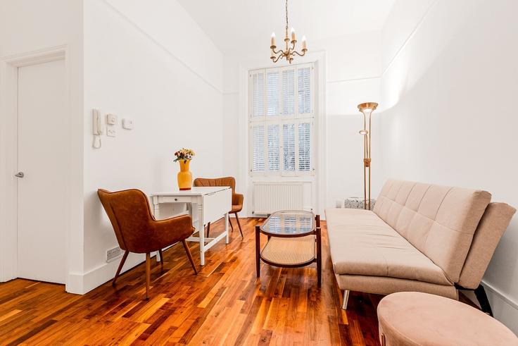 London City of WestminsterのBuilding Ledbury Road - smart-host-group-ted - 1513674のアパートメントにある、モダンな家具を備えたエレガントなデザインのリビングルーム