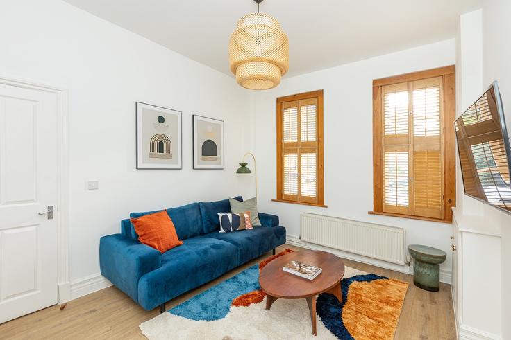 London Borough of Lewisham, London에 위치한 Building Deptford High Street - smart-host-group-ted - 1513609 유닛의 세련된 인테리어가 돋보이는 거실