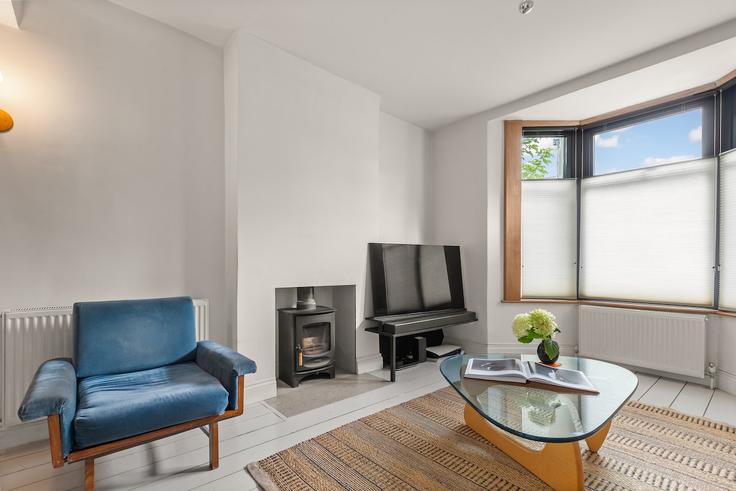 Sala de estar elegantemente projetada com móveis modernos em um apartamento no Building Grosvenor Park Road - smart-host-group-ted - 1513592 em London Borough of Waltham Forest, London Sala de estar elegantemente projetada com móveis modernos em um apartamento no Building Grosvenor Park Road - smart-host-group-ted - 1513592 em London Borough of Waltham Forest, London