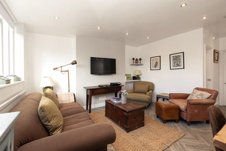 Elegante sala de estar con mobiliario moderno en un apartamento en Building Crookham Road - smart-host-group-ted - 1516036 en London Borough of Hammersmith and Fulham, London Elegante sala de estar con mobiliario moderno en un apartamento en Building Crookham Road - smart-host-group-ted - 1516036 en London Borough of Hammersmith and Fulham, London