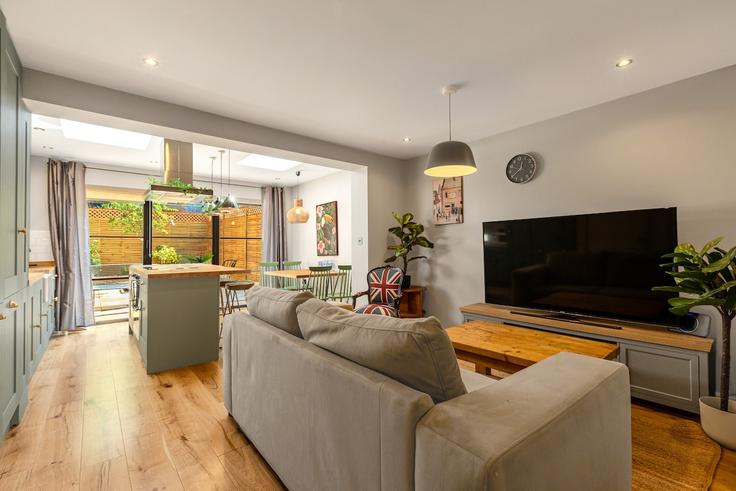 London Borough of Lambeth, London에 위치한 Building Bedford Road - smart-host-group-ted - 1513694 유닛의 세련된 인테리어가 돋보이는 거실 London Borough of Lambeth, London에 위치한 Building Bedford Road - smart-host-group-ted - 1513694 유닛의 세련된 인테리어가 돋보이는 거실