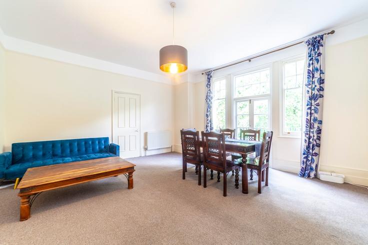 Elegant gestaltetes Wohnzimmer mit moderner Einrichtung in einer Wohnung im Building Lewisham Park - smart-host-group-ted - 1513638 in London Borough of Lewisham, London