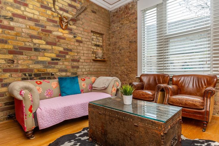 Salle de séjour élégante avec mobilier moderne dans un appartement à Building Upper Richmond Road - smart-host-group-ted - 1534503 à London Borough of Wandsworth, London